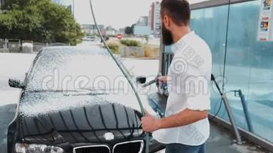 司机用软管清洗黑色汽车